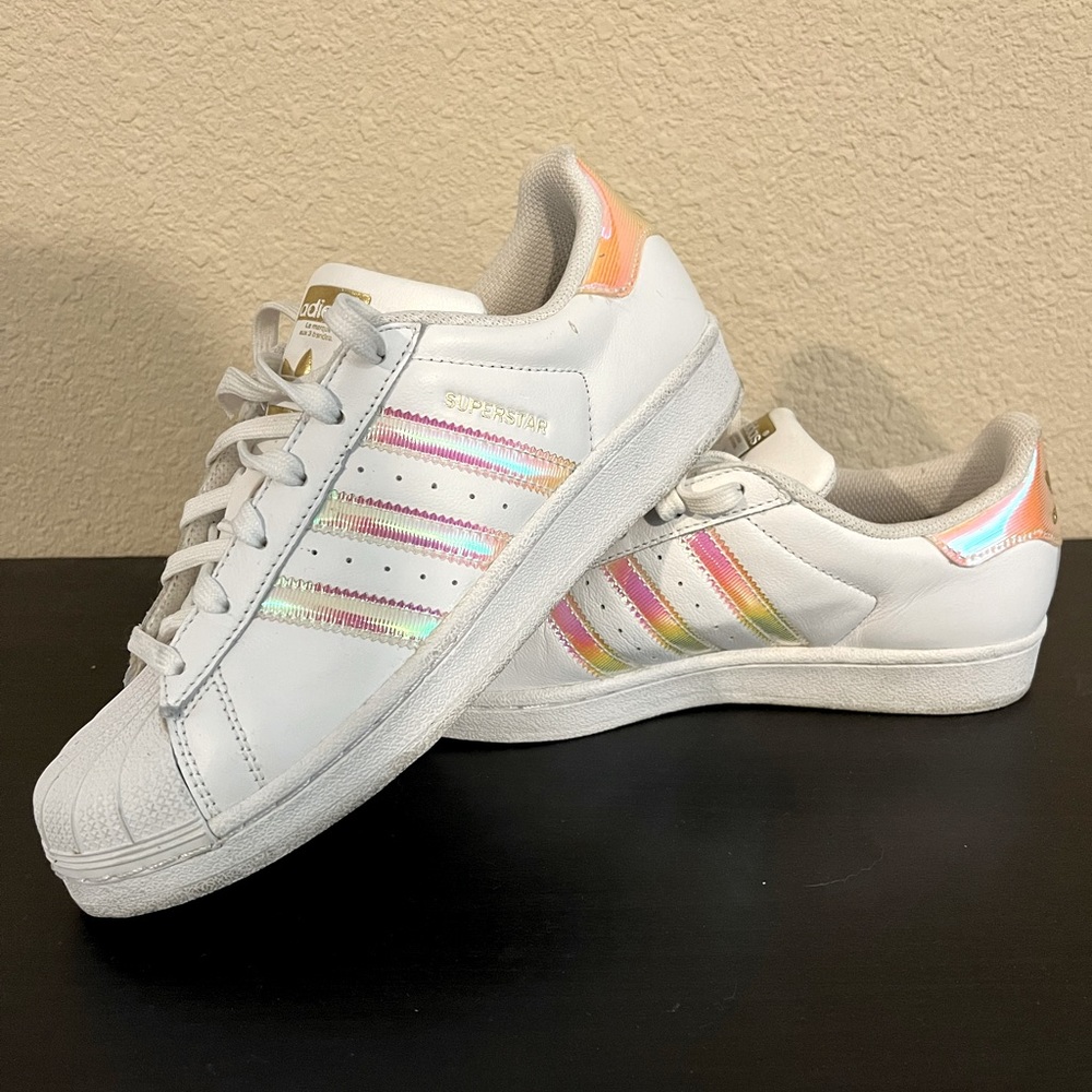 Gently Used (Almost like Brand New) Adidas Superstar Sz 6Y (Big Girl)